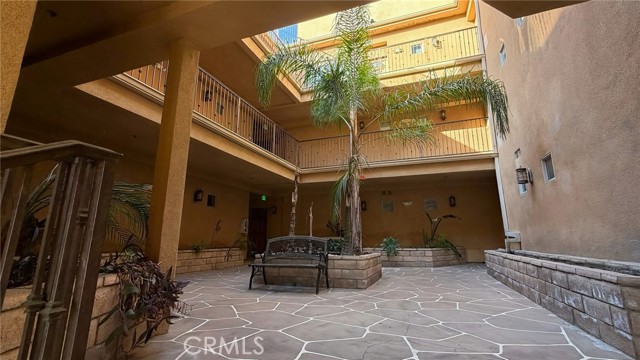 Detail Gallery Image 8 of 17 For 1515 Grismer Ave #302,  Burbank,  CA 91504 - 2 Beds | 2 Baths