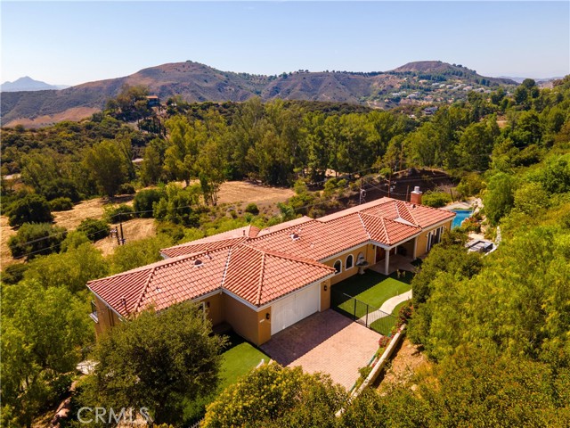 24410 Mulholland, Calabasas CA: https://media.crmls.org/medias/2aeca939-2df2-4be4-bba6-e4b02ea95810.jpg