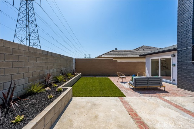 9802 Effingham Drive, Huntington Beach CA: https://media.crmls.org/medias/2aef7939-866a-47b3-8725-a2e5a45839d3.jpg