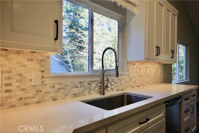 Detail Gallery Image 6 of 14 For 375 S Fairway Dr, Lake Arrowhead,  CA 92352 - 3 Beds | 2/1 Baths