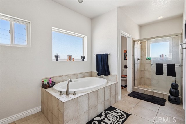 8294 Aster Road, Oak Hills CA: https://media.crmls.org/medias/2af36ee9-f0fd-465b-954e-21413db904b8.jpg