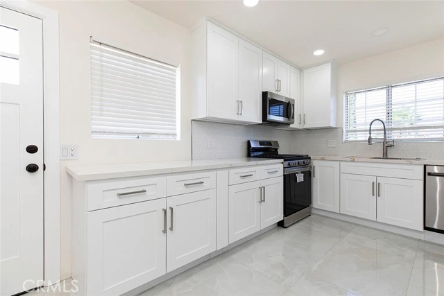 Detail Gallery Image 7 of 28 For 11110 Odell Ave, Sunland,  CA 91040 - 3 Beds | 3 Baths