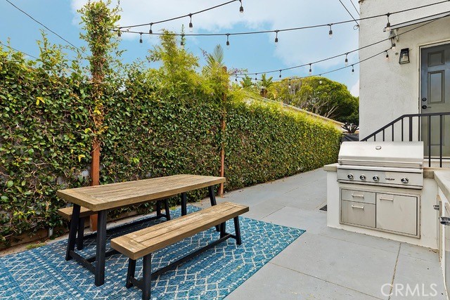 Detail Gallery Image 13 of 13 For 2229 Cloverfield Bld, Santa Monica,  CA 90405 - 4 Beds | 2 Baths