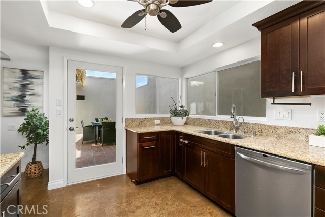 Detail Gallery Image 16 of 44 For 63 Seacrest Ct, Long Beach,  CA 90803 - 4 Beds | 3 Baths