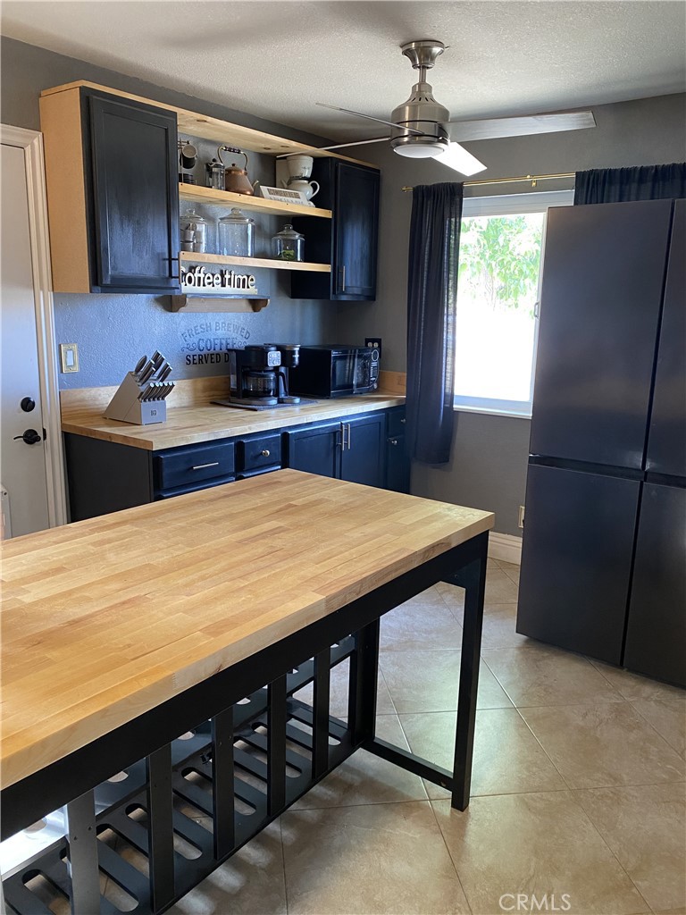 https://media.crmls.org/medias/2afc2454-ecd3-4471-8f2e-971baceca081.jpg?preset=X-Large
