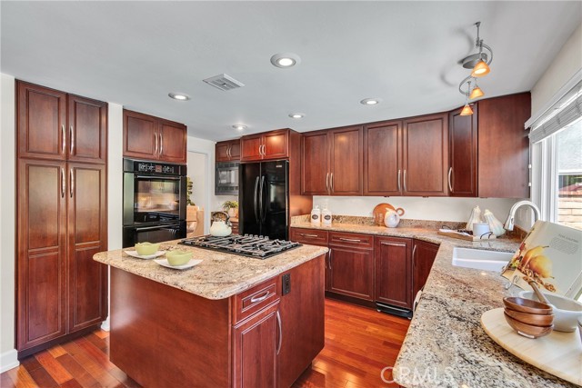 4 E Trenton, Irvine CA: https://media.crmls.org/medias/2afd3131-da69-4f33-84f5-209566bd4e87.jpg