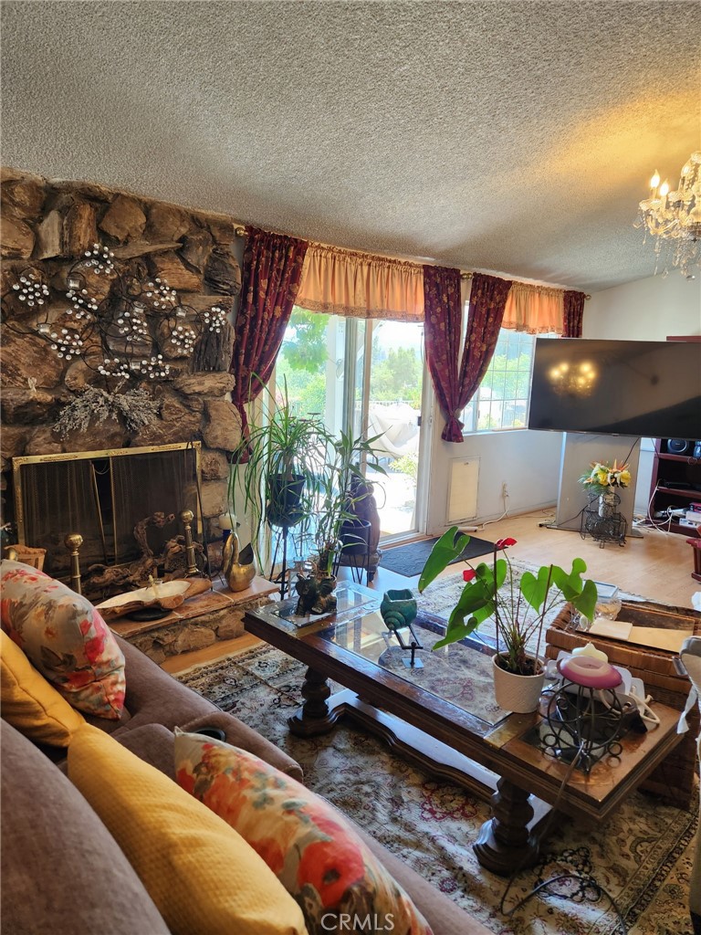 https://media.crmls.org/medias/2afd4ca9-ff1c-40d5-8d38-a439c374f21f.jpg?preset=X-Large