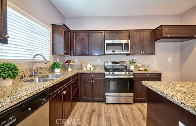 Detail Gallery Image 7 of 49 For 16782 Buttonwood, Fontana,  CA 92336 - 4 Beds | 3 Baths