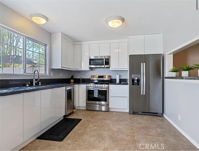 Detail Gallery Image 2 of 23 For 19110 Kittridge St #5,  Reseda,  CA 91335 - 3 Beds | 1/1 Baths