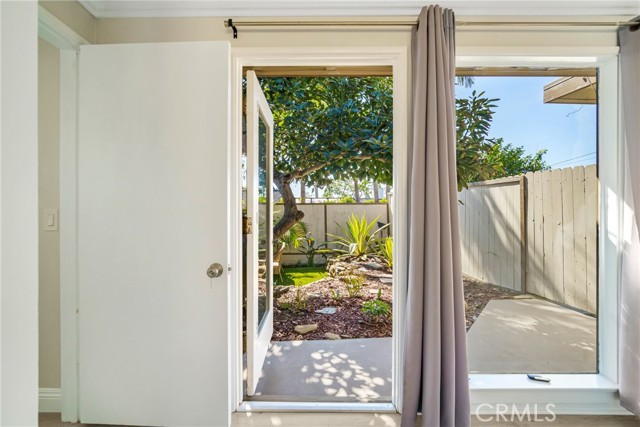464 LOCUST, Laguna Beach CA: https://media.crmls.org/medias/2b0836f5-41f4-4139-8503-7902909b0bcc.jpg