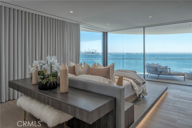 3 The Point, Coronado CA: https://media.crmls.org/medias/2b08a0b9-ba79-433e-a35d-c8aa70a9ffc7.jpg