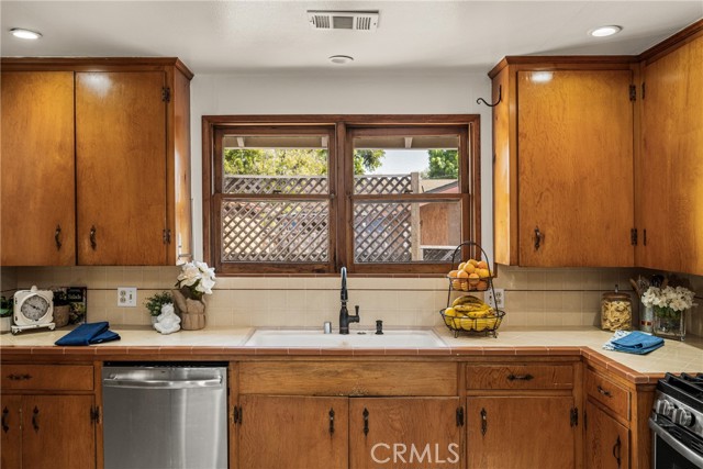 273 N Cleveland Street, Orange CA: https://media.crmls.org/medias/2b08c5ec-8af4-47d1-8356-3db3bdab8942.jpg