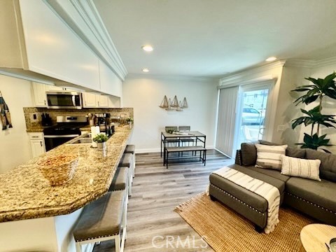 Detail Gallery Image 4 of 5 For 127 29th St #1,  Newport Beach,  CA 92663 - 3 Beds | 2 Baths