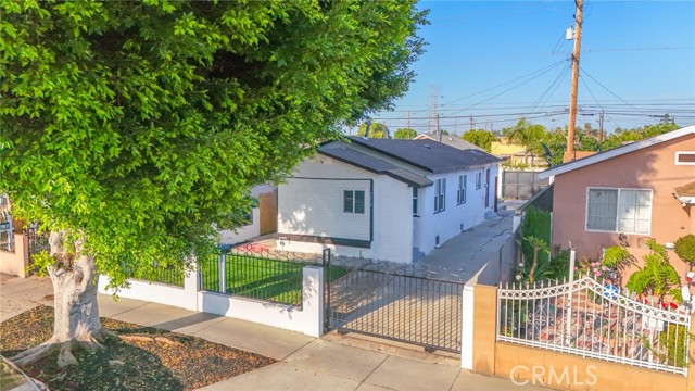 9218 Hooper Avenue, Los Angeles CA: https://media.crmls.org/medias/2b09d95f-f9bc-4100-9fe4-20a87fc2cea3.jpg