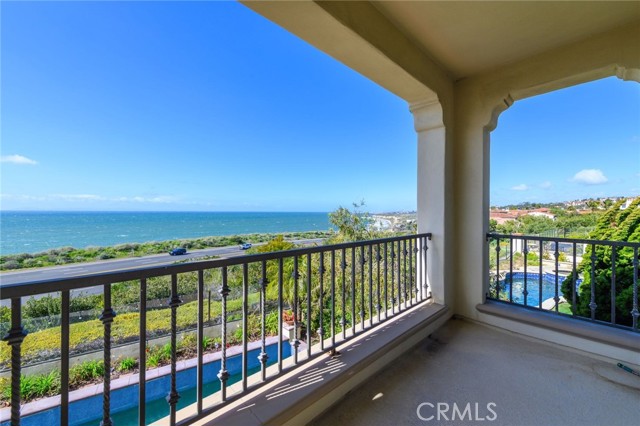 24 Wharfside Drive, Newport Coast CA: https://media.crmls.org/medias/2b0d5a44-e7b0-43e8-b55e-17cda14a2a28.jpg