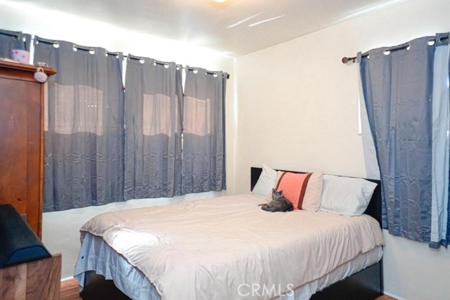 3915 E 11th Street, Long Beach CA: https://media.crmls.org/medias/2b0ed4bd-8f60-414c-a83d-69c638cdd080.jpg