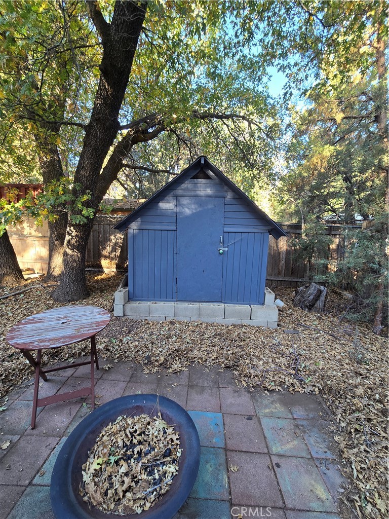 https://media.crmls.org/medias/2b0f3150-34c6-43bf-b38a-facf344b1205.jpg?preset=X-Large