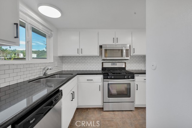 Detail Gallery Image 4 of 28 For 17847 Beneda #16,  Canyon Country,  CA 91351 - 2 Beds | 2 Baths