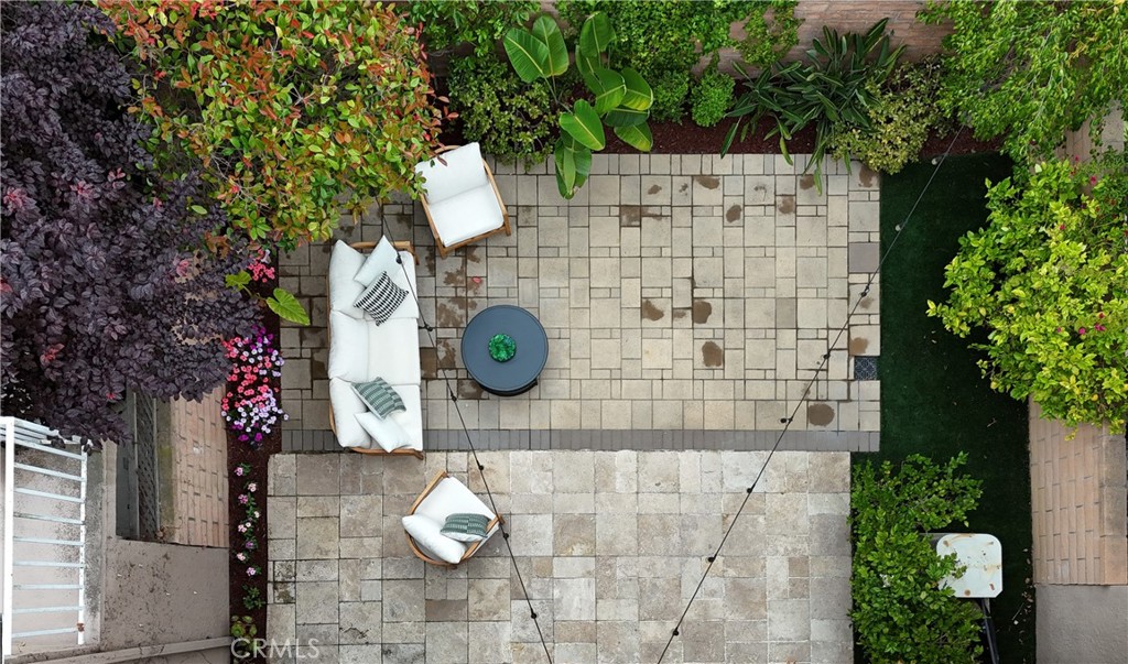 https://media.crmls.org/medias/2b0ff459-717b-494e-8df7-279d152336b5.jpg?preset=X-Large