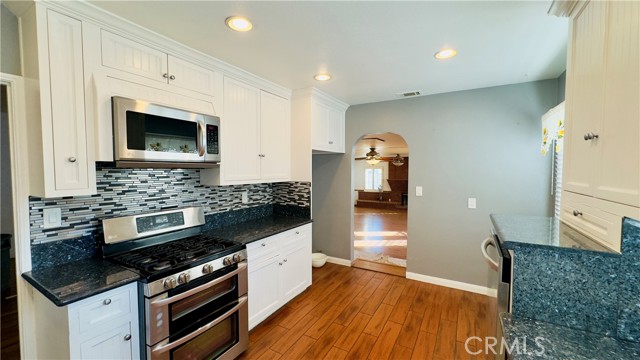 Detail Gallery Image 8 of 24 For 9236 Foster Rd, Bellflower,  CA 90706 - 2 Beds | 2 Baths