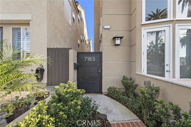 718 1/2 Marguerite Avenue, Corona del Mar CA: https://media.crmls.org/medias/2b167600-7160-43a8-90fd-d57f588ff850.jpg