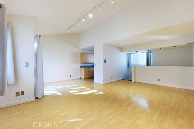 Detail Gallery Image 3 of 8 For 10504 5 Sunland Bld, Sunland,  CA 91040 - 2 Beds | 1/1 Baths