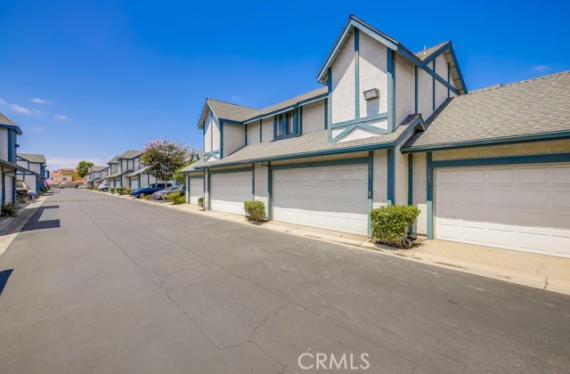 1505 W Nottingham Lane, Anaheim CA: https://media.crmls.org/medias/2b1737f6-51c9-4c44-a901-2fa61a02d5ff.jpg