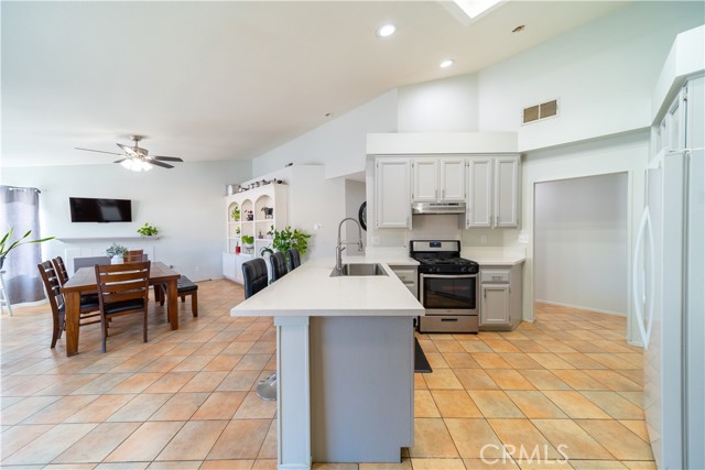 Detail Gallery Image 13 of 37 For 16395 Cuyama Way, Apple Valley,  CA 92307 - 4 Beds | 2/1 Baths