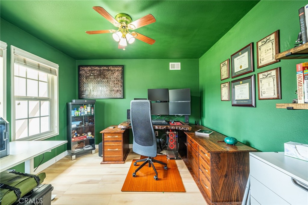 https://media.crmls.org/medias/2b185bd5-d8a9-4fb8-b68a-8b4a4269bf61.jpg?preset=X-Large