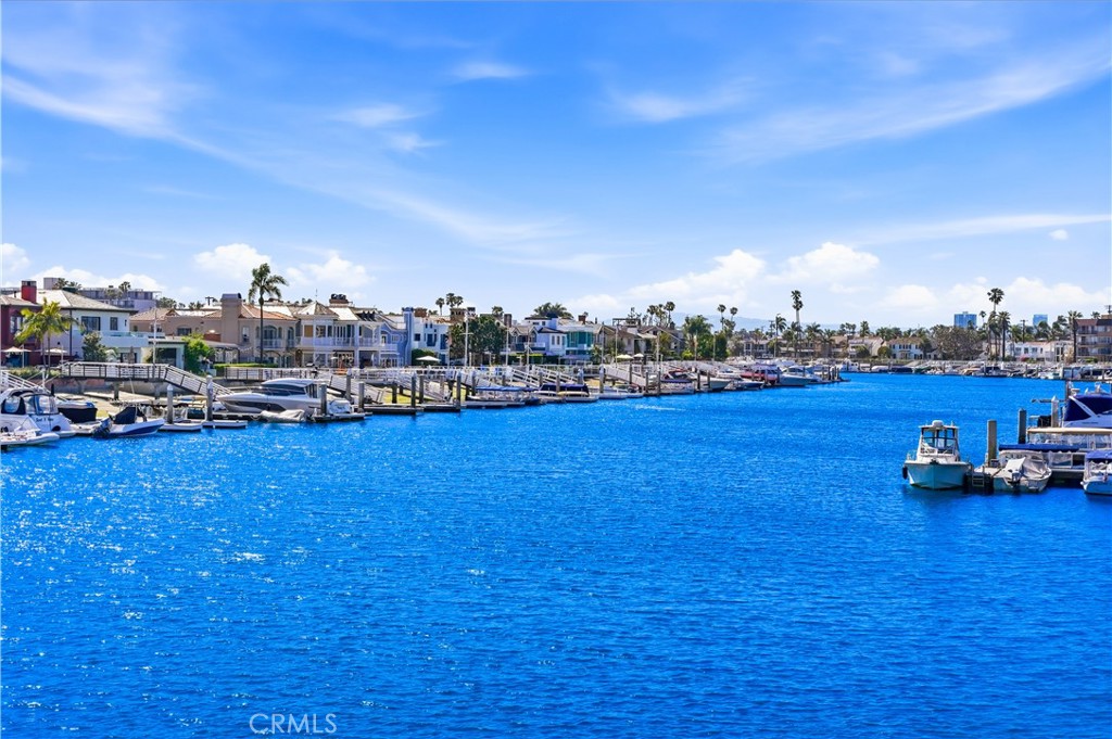 https://media.crmls.org/medias/2b1d2bb0-8a42-4bb1-9337-7721b081b7fc.jpg?preset=X-Large