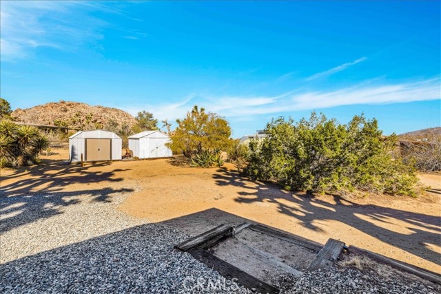 8427 Rock Haven Road, Joshua Tree CA: https://media.crmls.org/medias/2b234703-8142-4121-8840-18af55494478.jpg