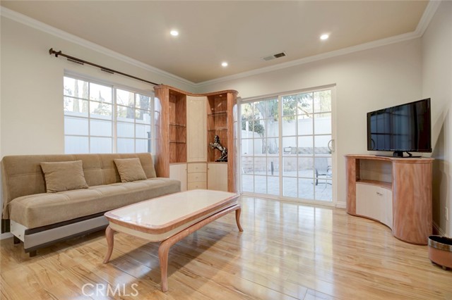 Detail Gallery Image 14 of 33 For 10624 Mcclemont Ave, Tujunga,  CA 91042 - 3 Beds | 3 Baths