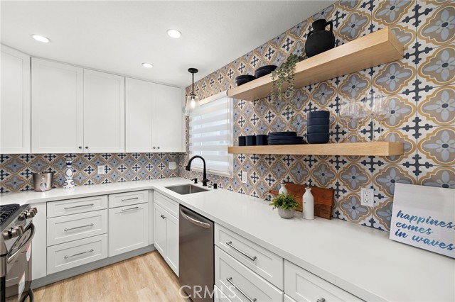 Detail Gallery Image 10 of 26 For 207 E Edgewater Ave #REAR,  Newport Beach,  CA 92661 - 2 Beds | 2 Baths