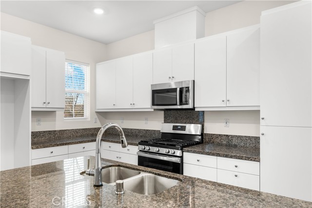 Detail Gallery Image 5 of 22 For 15901 Stresa Ln #6,  Fontana,  CA 92336 - 4 Beds | 3 Baths