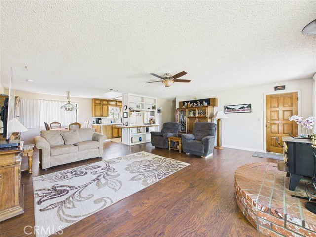 40170 Hillsborough Loop, Oakhurst CA: https://media.crmls.org/medias/2b2a3ddb-e689-4ec9-a336-4825c1df32f8.jpg