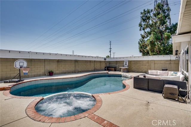 19202 Hickory Lane, Huntington Beach CA: https://media.crmls.org/medias/2b2a6164-a984-4158-b705-9aa915605c0b.jpg