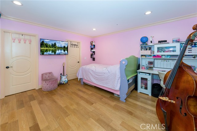 Detail Gallery Image 13 of 30 For 13847 Gilmore St, Valley Glen,  CA 91401 - 5 Beds | 4/2 Baths