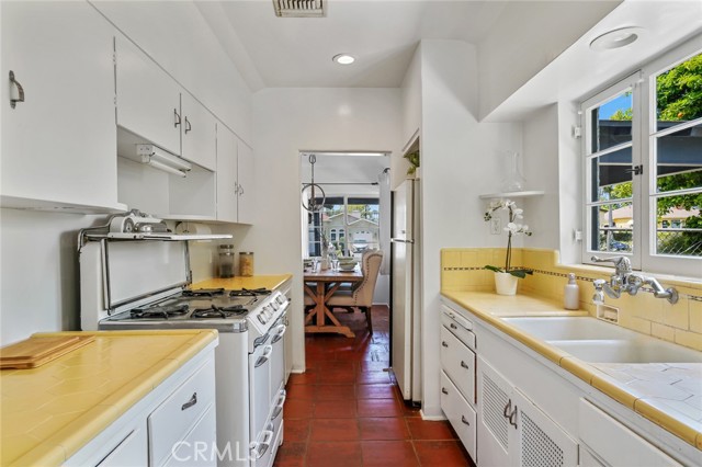 Detail Gallery Image 10 of 29 For 302 N Lima St, Burbank,  CA 91505 - 2 Beds | 2 Baths