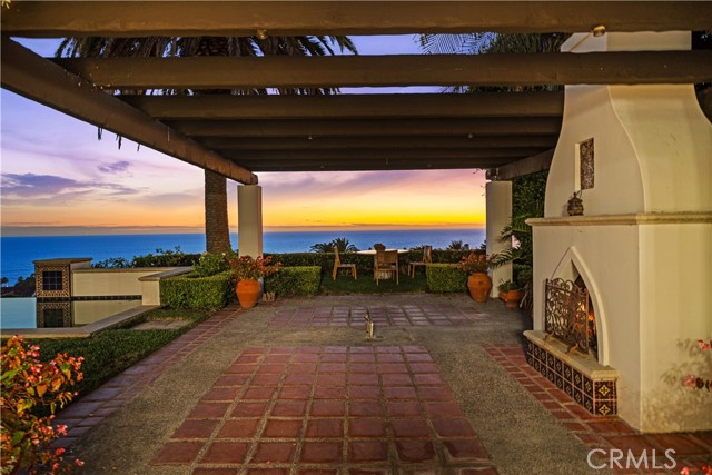 24 Scenic Bluff, Newport Coast CA: https://media.crmls.org/medias/2b2c41b2-95b4-4254-b1b0-93d57a4cc2e6.jpg