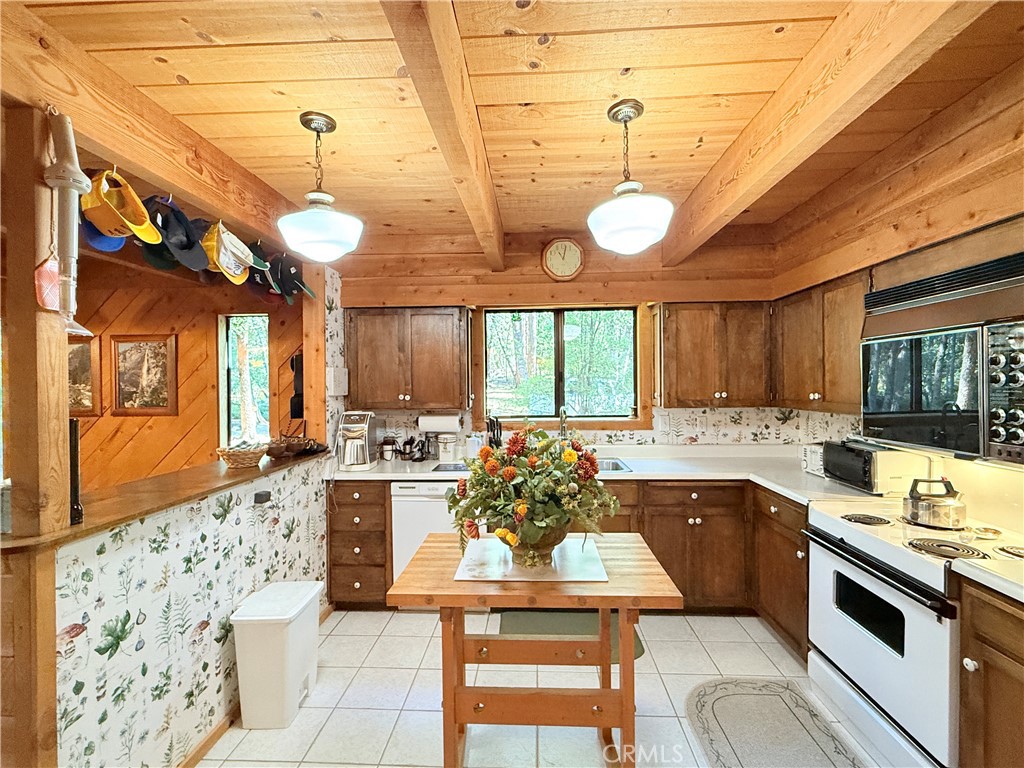 https://media.crmls.org/medias/2b2e12db-7f1d-49f8-82e3-fb2ab5157f91.jpg?preset=X-Large