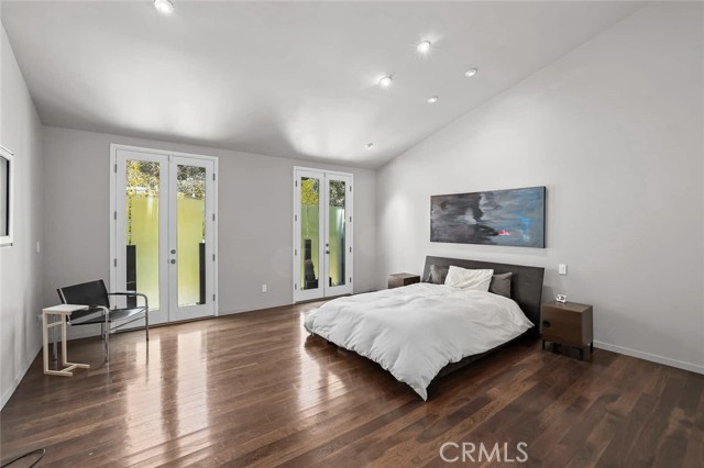 2420 Bowmont Drive, Beverly Hills CA: https://media.crmls.org/medias/2b2ec4b5-e6d8-4a18-8593-6094f889df87.jpg