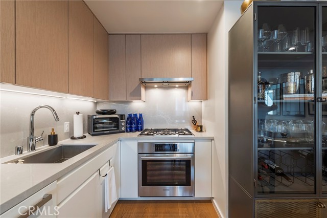 877 Francisco Street, Los Angeles CA: https://media.crmls.org/medias/2b302058-dada-4da0-b694-fd13a01e75e1.jpg