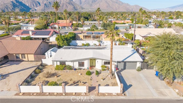 Detail Gallery Image 4 of 39 For 2333 N San Clemente, Palm Springs,  CA 92262 - 4 Beds | 2 Baths