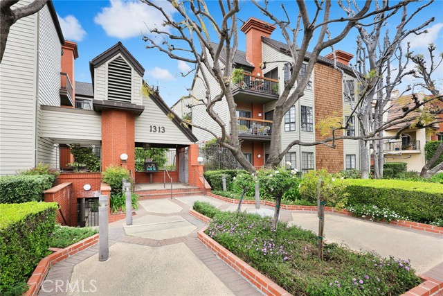 Detail Gallery Image 1 of 33 For 1313 Valley View Rd #109,  Glendale,  CA 91202 - 2 Beds | 2 Baths