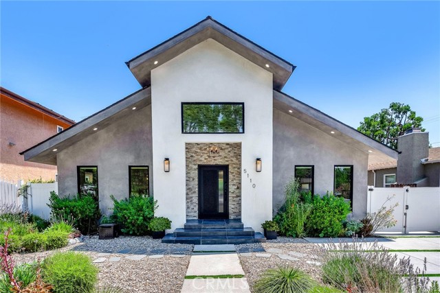 5110 Greenbush Avenue, Sherman Oaks CA: https://media.crmls.org/medias/2b31d739-4db3-474e-adf5-8184c515b1d2.jpg