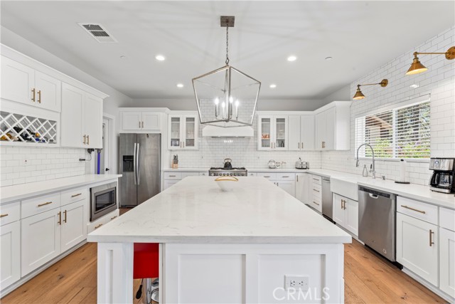 Detail Gallery Image 3 of 44 For 374 Mountainaire Ln, Big Bear Lake,  CA 92315 - 4 Beds | 3 Baths