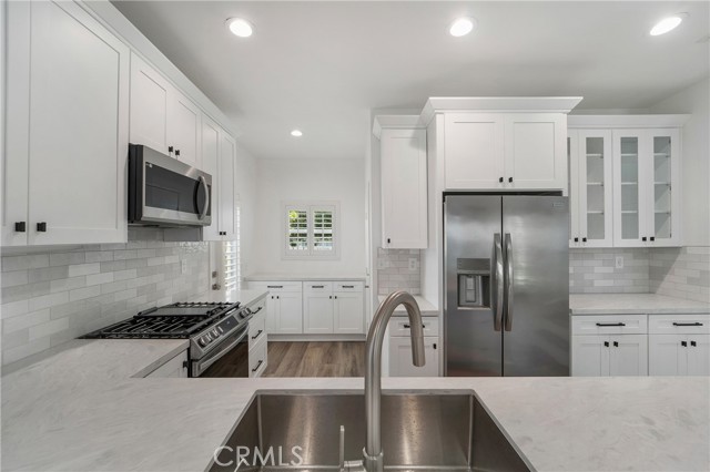 210 Garden Gate Lane, Irvine CA: https://media.crmls.org/medias/2b3427f0-0eb3-4563-9161-adf52970ccfb.jpg