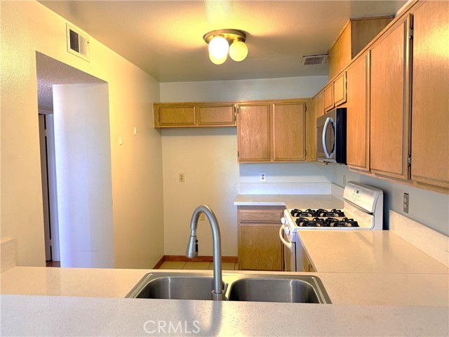 Detail Gallery Image 8 of 21 For 8939 Gallatin Rd #123,  Pico Rivera,  CA 90660 - 3 Beds | 2/1 Baths