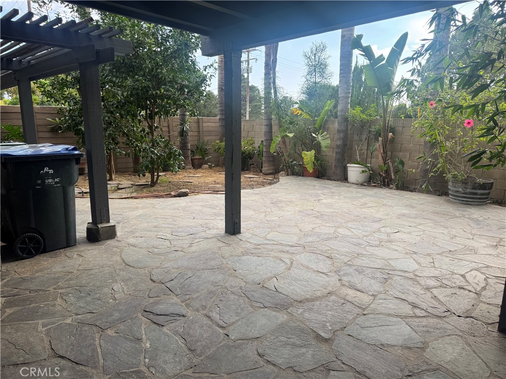 https://media.crmls.org/medias/2b354bcf-0eca-4a88-8c30-1316697f08bd.jpg?preset=X-Large