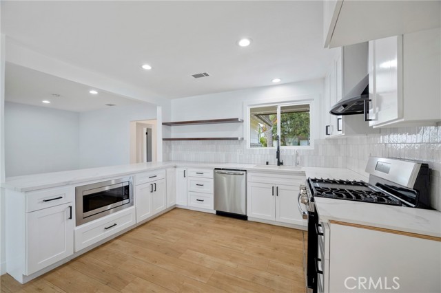 Detail Gallery Image 8 of 29 For 2640 N Buena Vista St, Burbank,  CA 91504 - 3 Beds | 2 Baths
